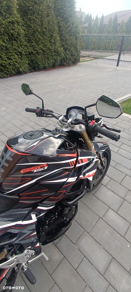 Suzuki GSR - 16