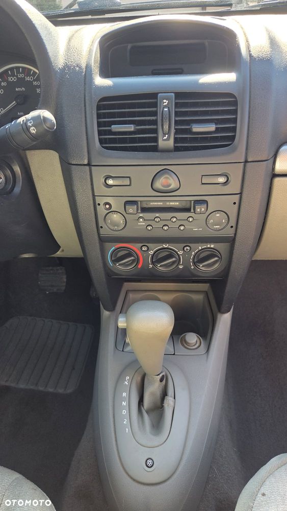 Renault Clio 1.4 16V Privilege - 10