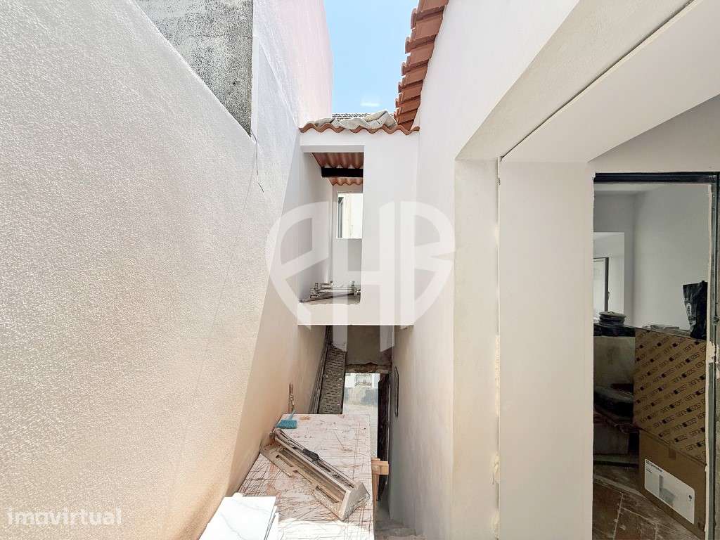 Apartamento T2 Totalmente Remodelado no Centro de Sesimbra | A Pouc... - Grande imagem: 4/13