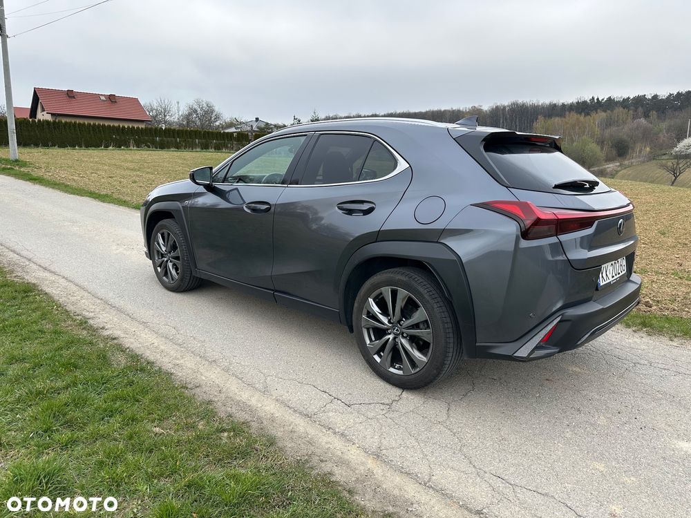 Lexus UX - 4