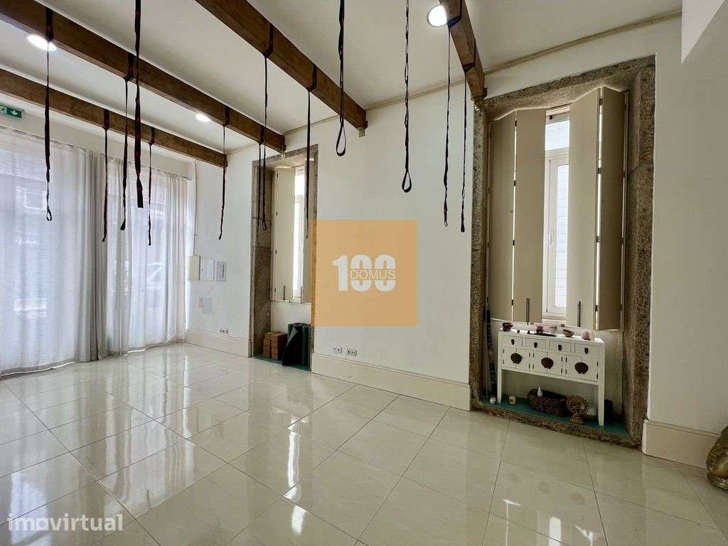 Espaço comercial na Rua do Heroísmo - Grande imagem: 5/15