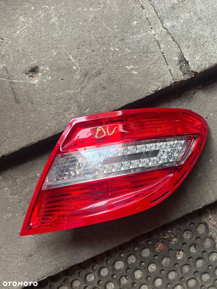 LAMPA PRAWA PRAWY TYŁ MERCEDES C W204 (2007-2011) SEDAN LED EUROPA