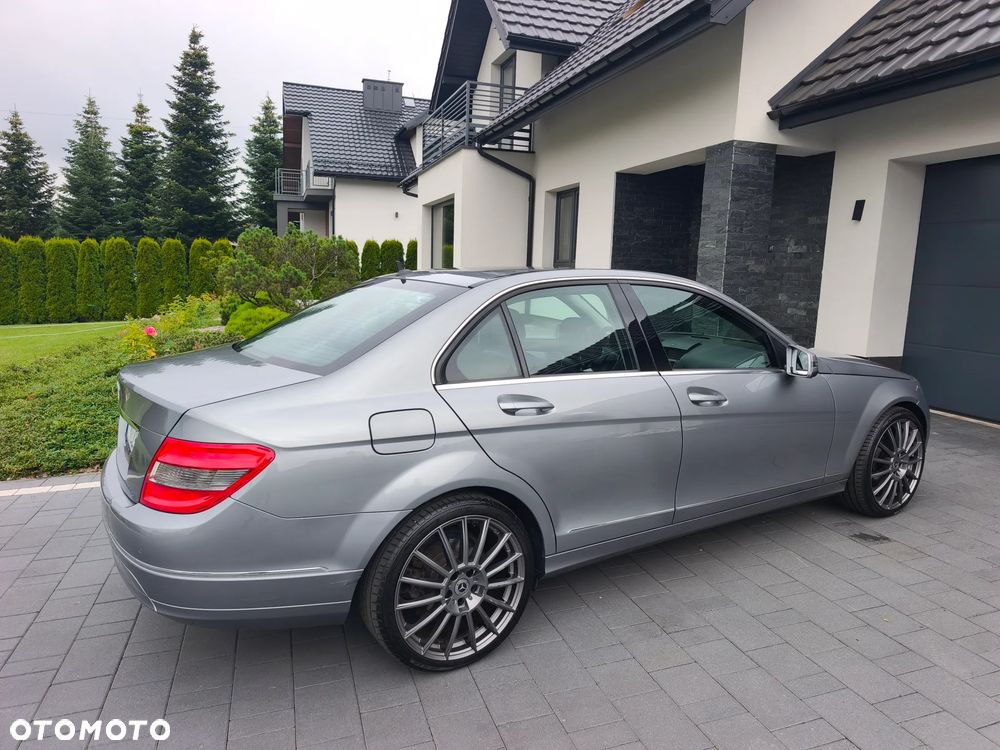Mercedes-Benz Klasa C 180 CGI BlueEFFICIENCY Avantgarde - 16
