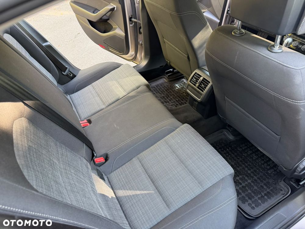 Volkswagen Passat - 11
