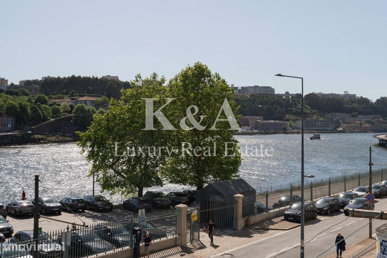 Dois prédios contíguos na zona histórica do Porto, com vistas diretas - Grande imagem: 5/6