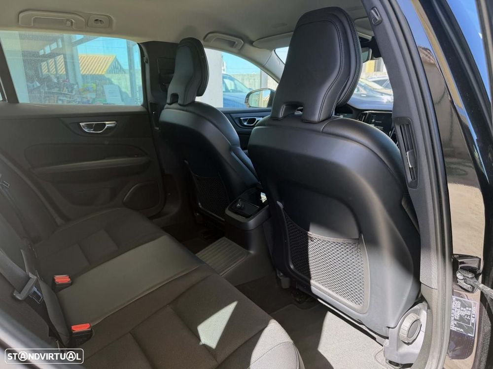 Volvo V60 2.0 T8 AWD TE Momentum Plus - 24