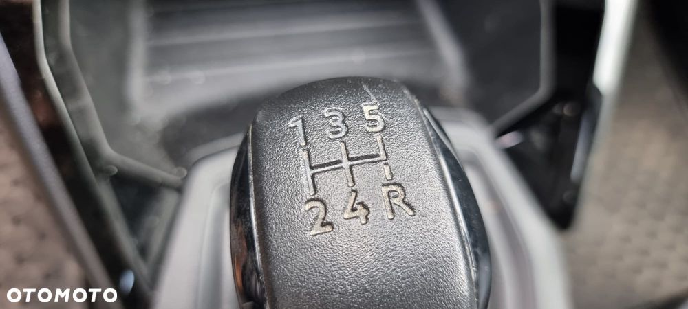 Peugeot 208 - 12