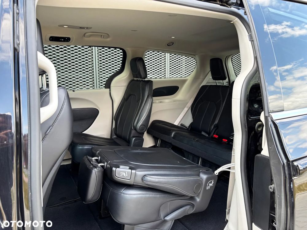 Chrysler Pacifica - 17