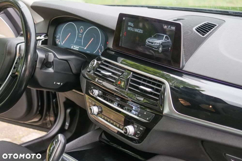 BMW Seria 5 518d Sport Line - 12