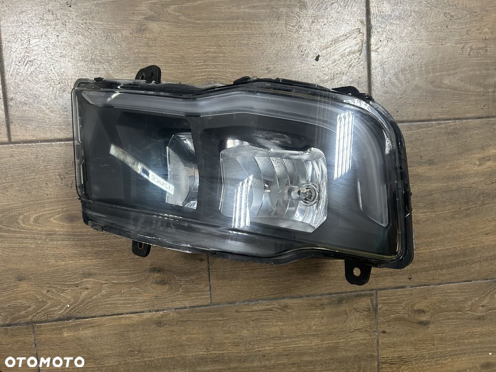 MAN TGX TGE TGS lampa LED przód przednia prawa 10663060000 KMP ORG - 1