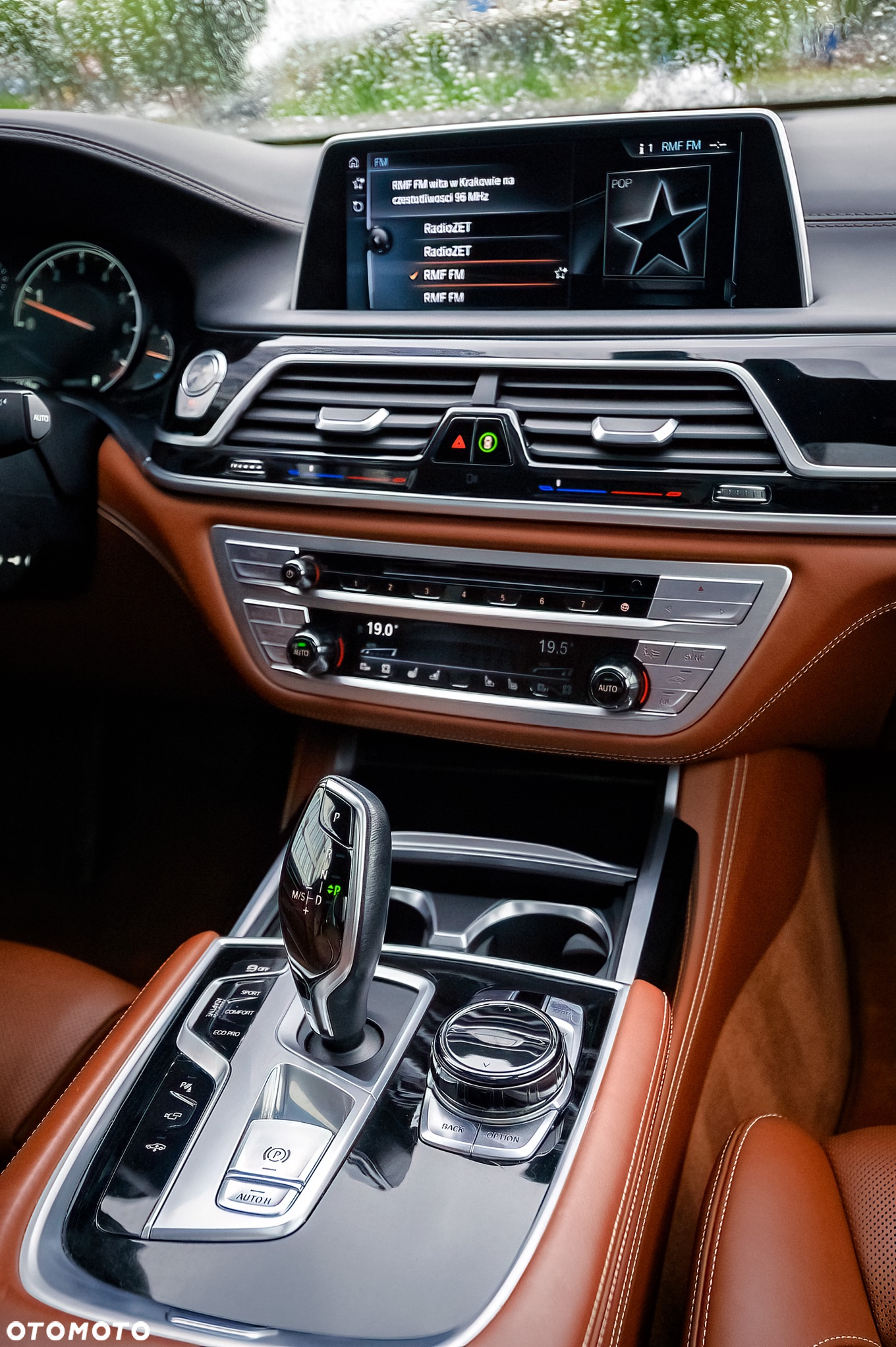 BMW Seria 7 750i - 8