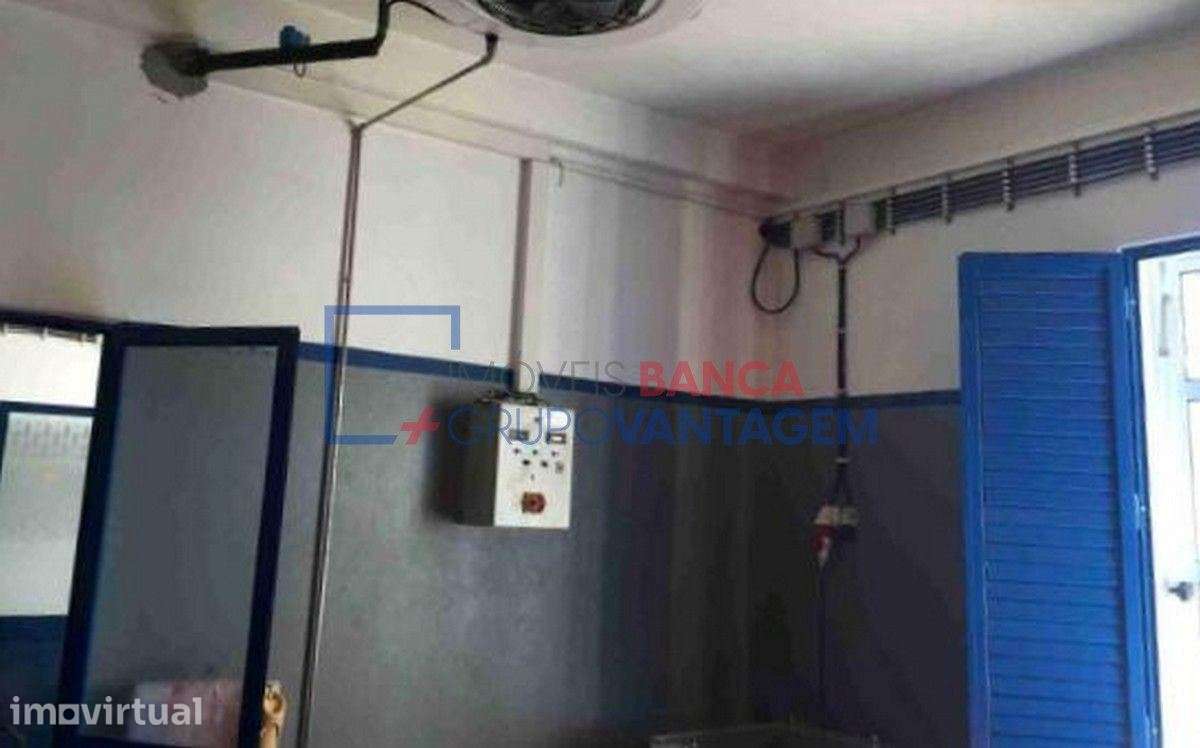 Edificio de 2 pisos, com logradouro, para armazém ou actividade ind... - Grande imagem: 3/6
