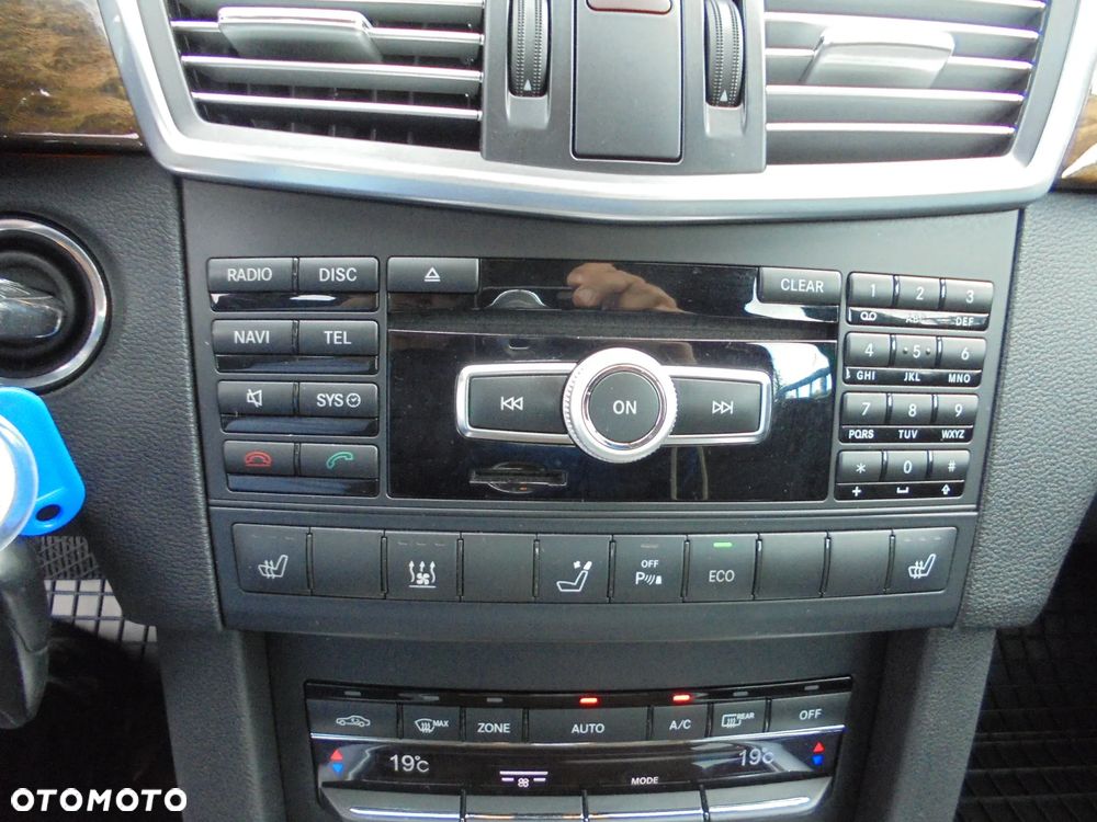 Mercedes-Benz Klasa E 220 CDI DPF BlueEFFICIENCY 7G-TRONIC Elegance - 17