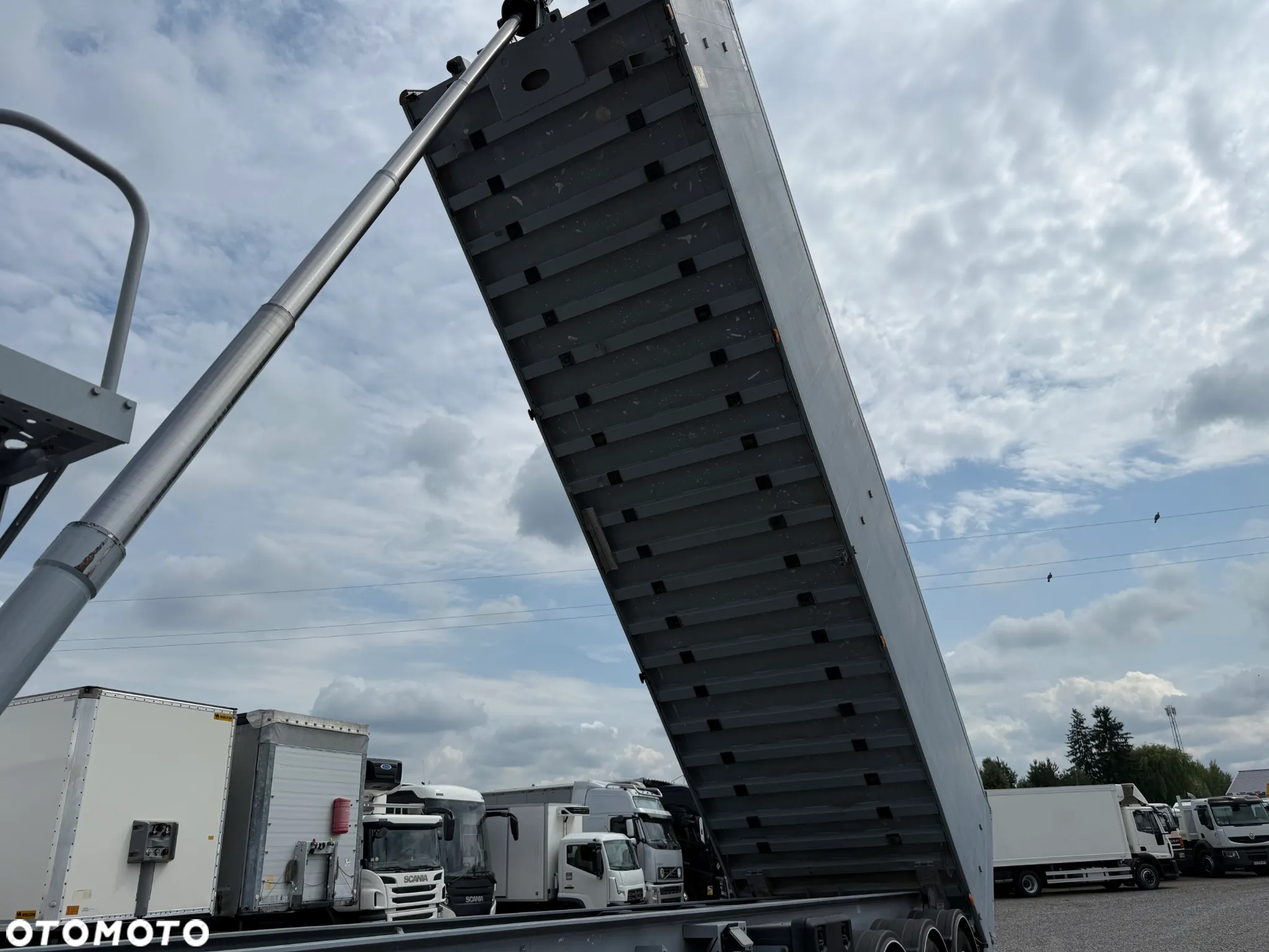 Stas 51 m3 OSIE MERCEDES PODNOSZONA OŚ - 4