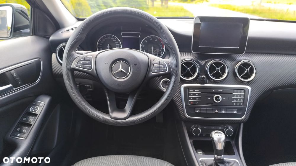 Mercedes-Benz GLA 180 - 25