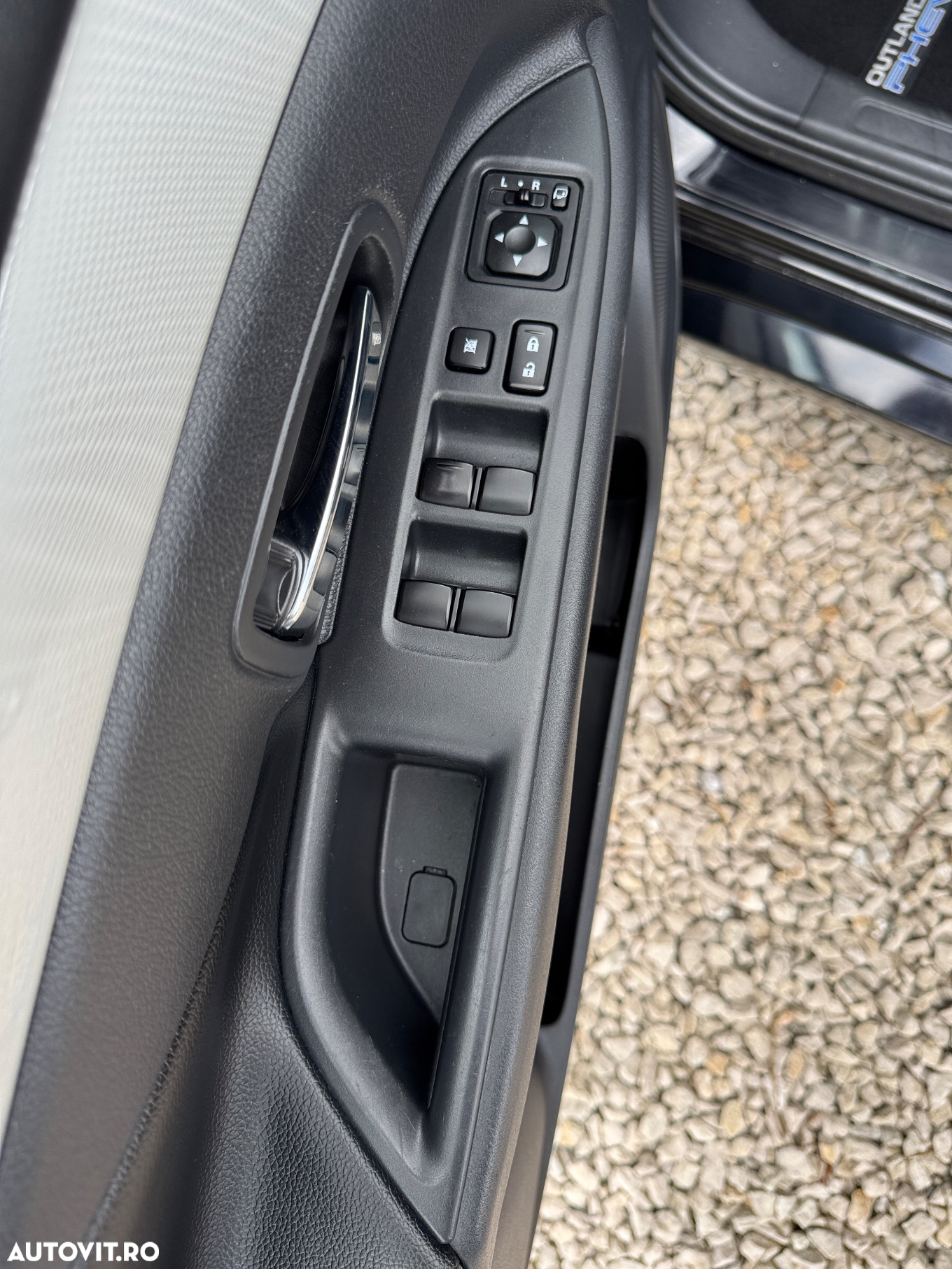 Mitsubishi Outlander 2.0 4WD Plug-In Hybrid - 17