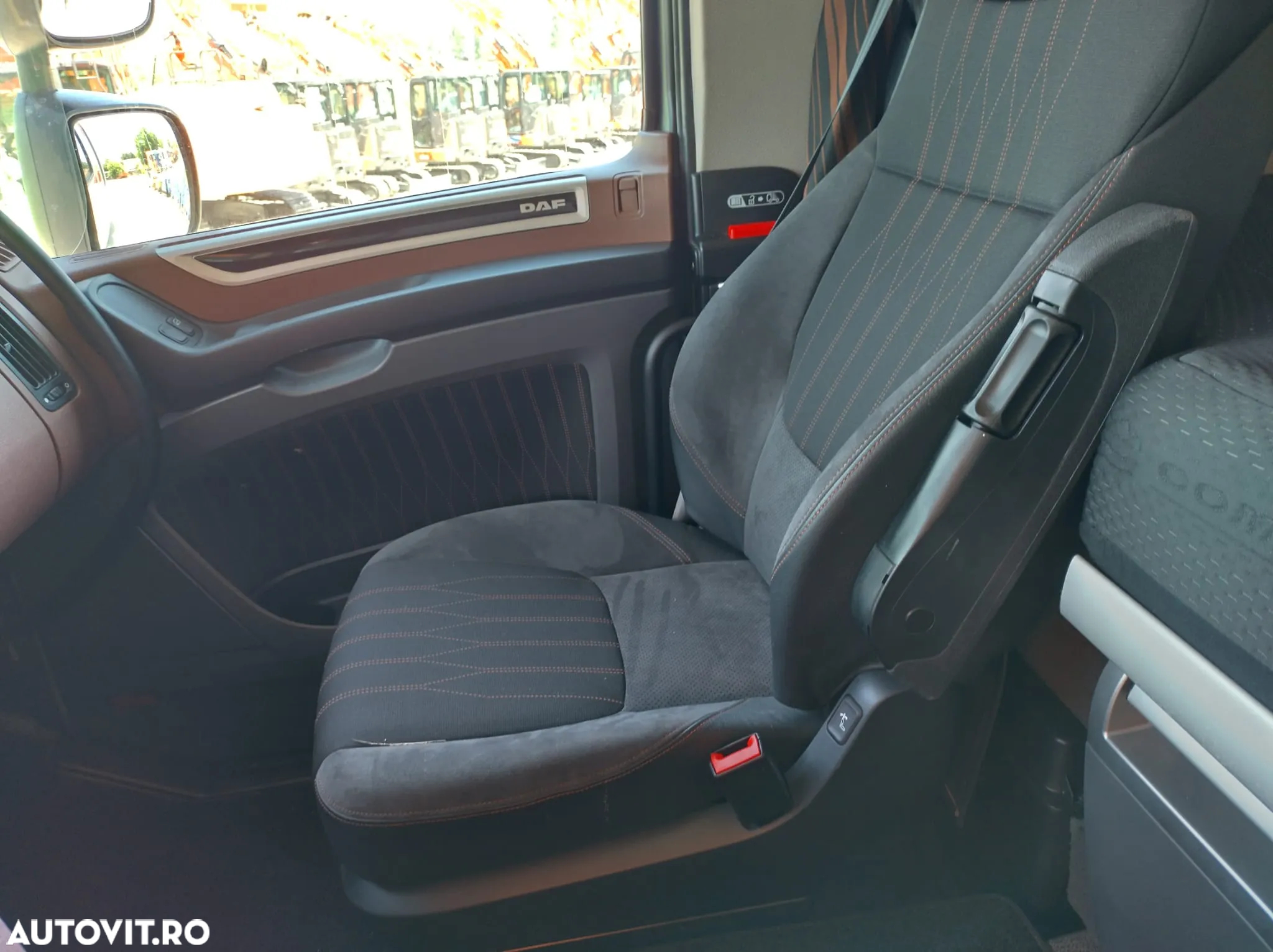 DAF XF 530 6x2, axa liftabila, RETARDER, Super Space 41900 eur+Tva, 12,9l, 2 girofaruri, proiectoare, faruri ceata, Frigider, Aer cond stationare, Anv balon puntea fata, Anv 80% ok, posibilitate leasing 4 ani,  50t cu trailer 3 axe,PROMOTIE 41900 EUR+Tva - 34
