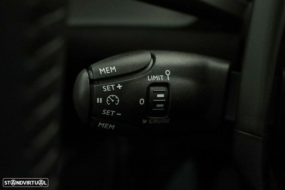 Peugeot 2008 1.2 PureTech Allure - 17