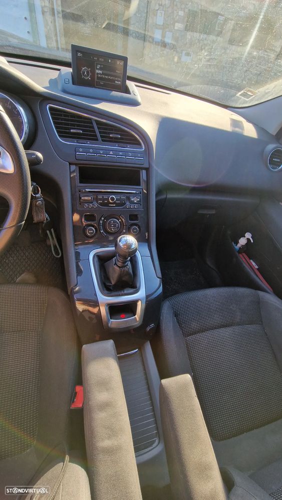 Peugeot 5008 1.6 HDi 7L Allure - 21