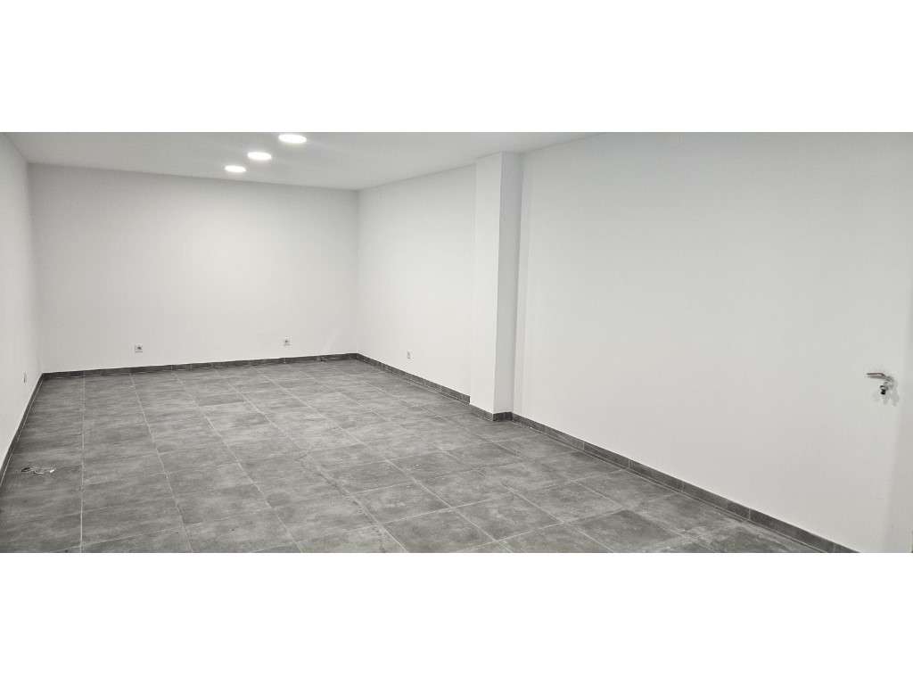 Armazém / Espaço comercial renovado - Bairro da Milharada, Famões - Grande imagem: 5/8