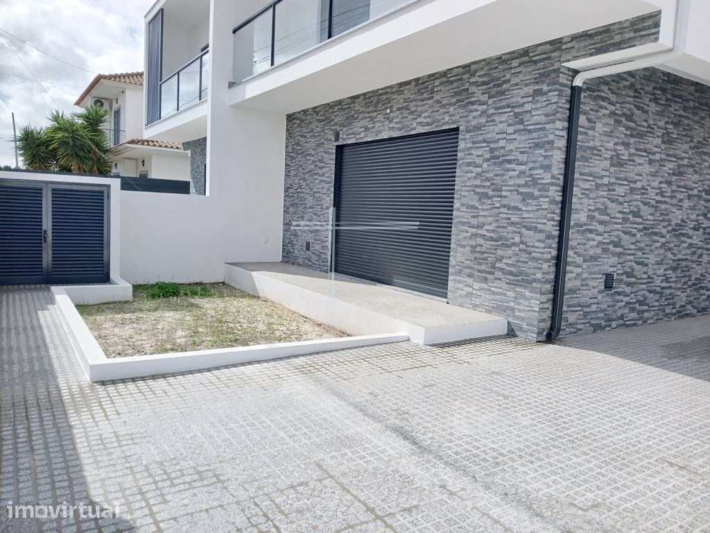 Moradia geminada T3+1 com parqueamento - Fernão Ferro - Grande imagem: 3/13