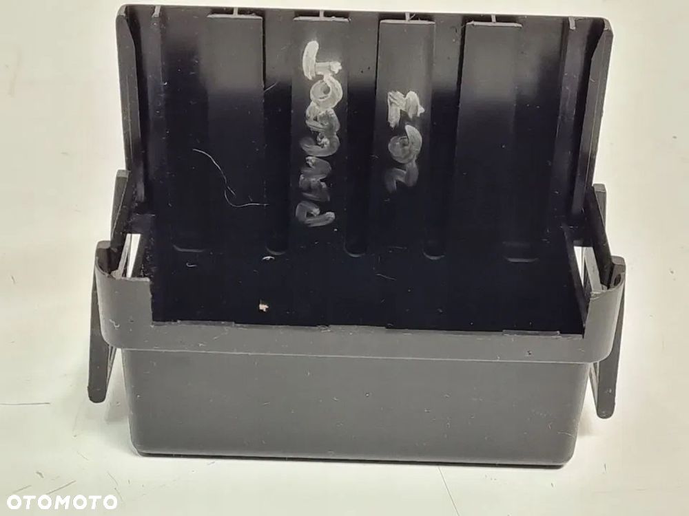 OSŁONA POKRYWA BEZPIECZNIKÓW PEUGEOT 207 1.6 THP - 1