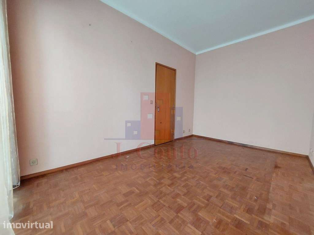 Prédio com espaço comercial e Apartamento T2 - Grande imagem: 2/29