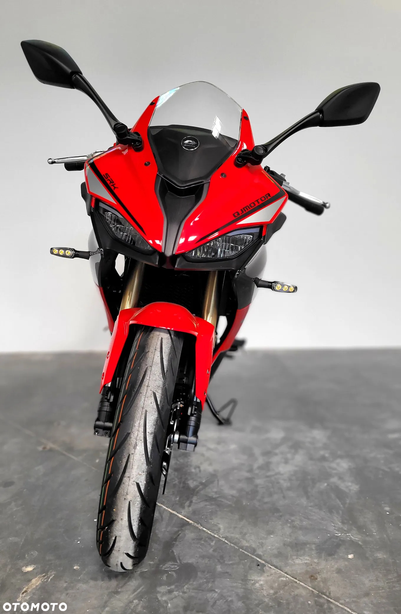 QJMOTOR SRK 125R - 9