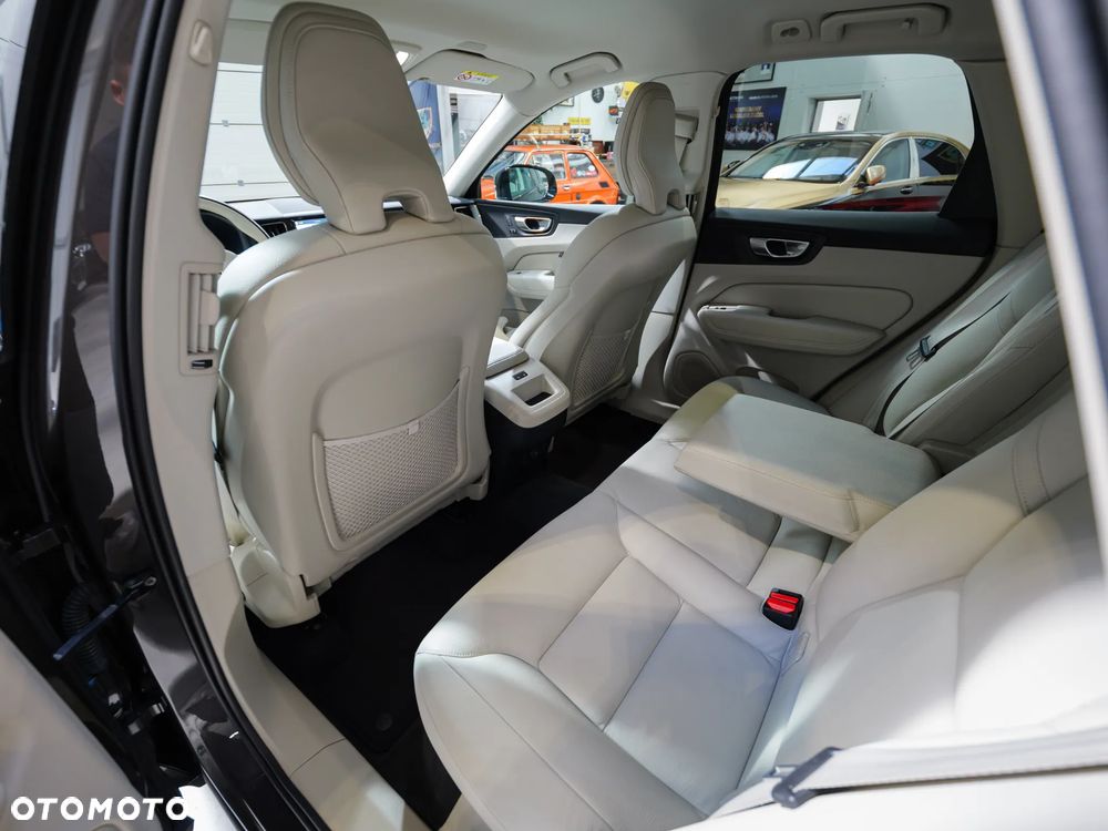 Volvo XC 60 B4 D AWD Plus Dark - 18