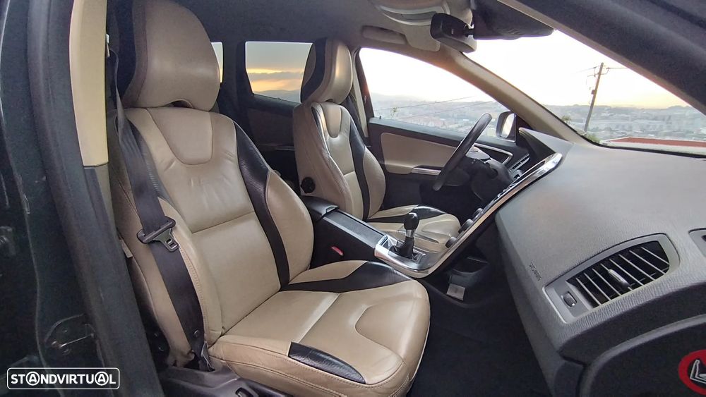 Volvo XC 60 2.0 D4 DRIVe R-Design - 15