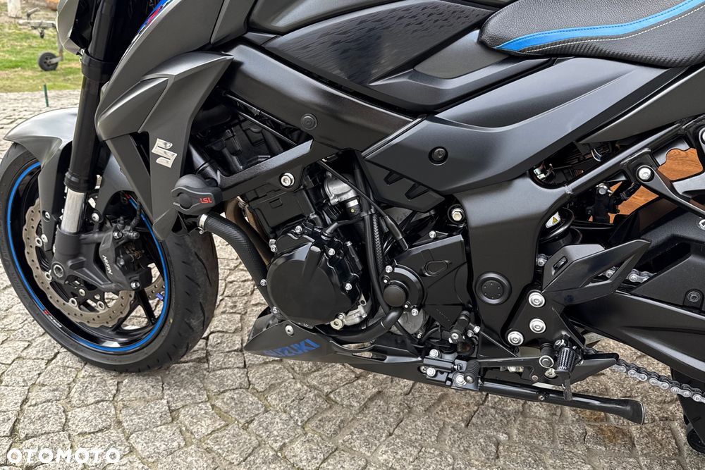 Suzuki GSX - 24