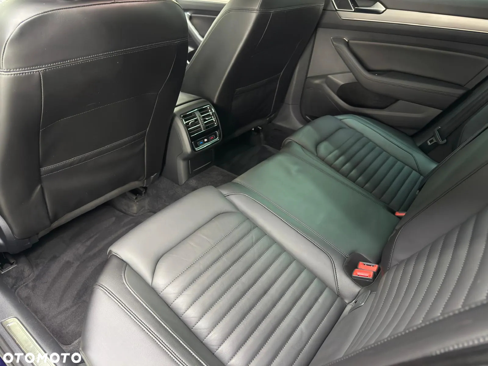 Volkswagen Passat Variant 2.0 TDI SCR DSG Highline - 30