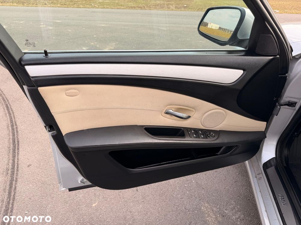 BMW Seria 5 525d xDrive - 17