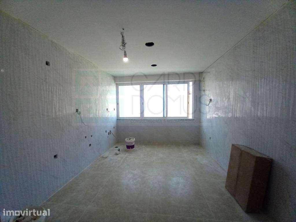 Apartamento T2 Totalmente Remodelado no Carregado - Grande imagem: 5/27