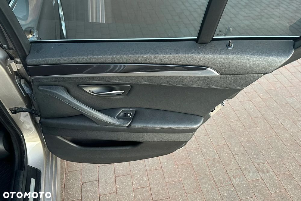 BMW Seria 5 525d xDrive Sport-Aut - 32