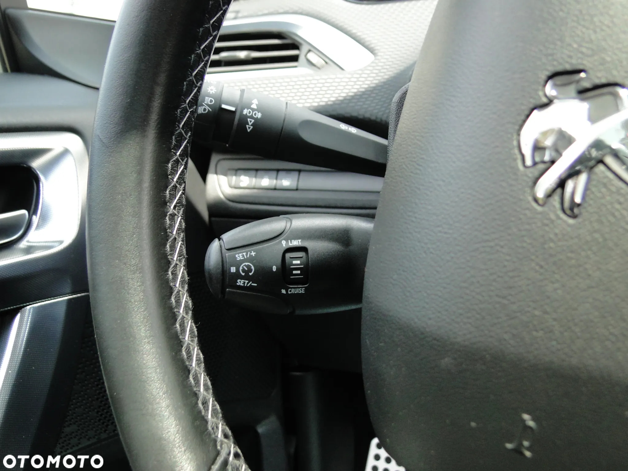 Peugeot 2008 PureTech 110 GPF EAT6 Black Edition - 13
