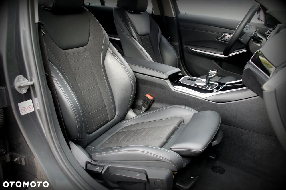 BMW Seria 3 330e Sport Line - 13