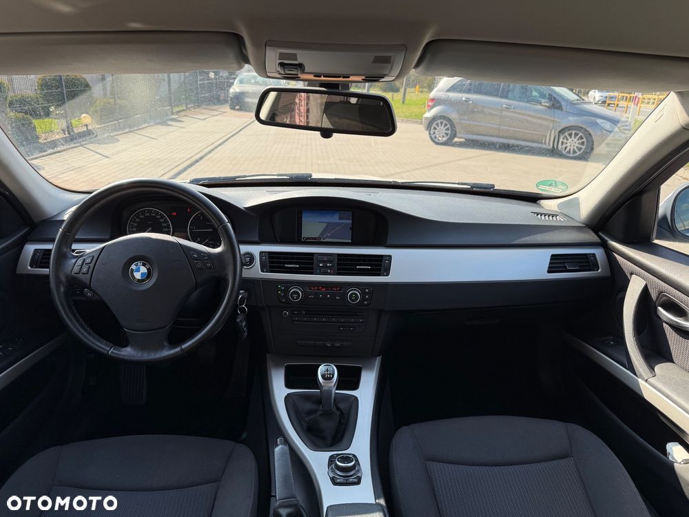 BMW Seria 3 320d xDrive DPF - 24