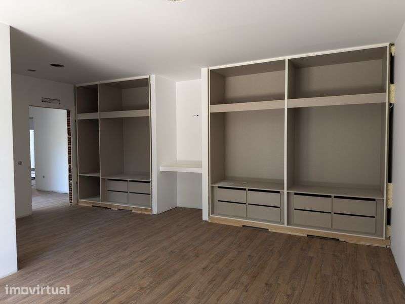 Moradia T4 geminada, térrea, com jardim e garagem em Condeixa-a-Nova - Grande imagem: 4/12