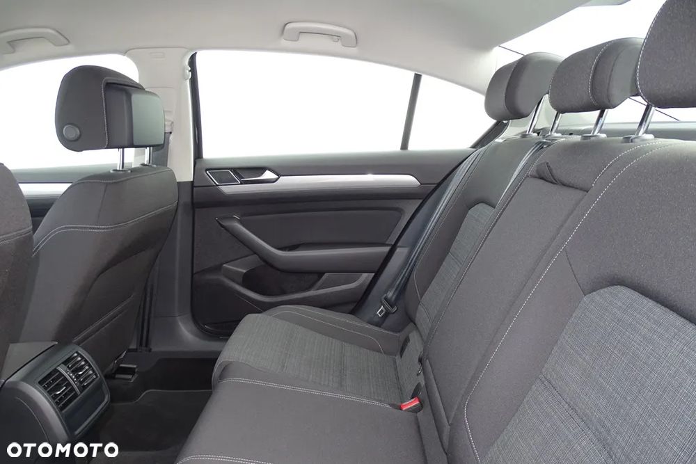 Volkswagen Passat - 18
