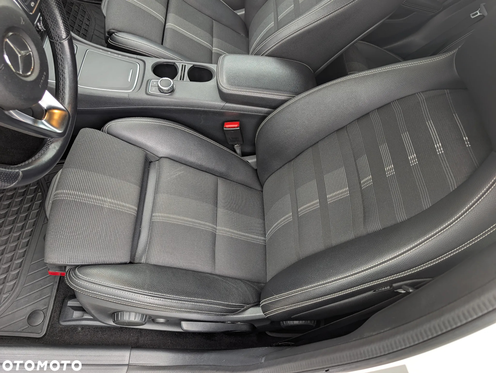 Mercedes-Benz GLA 200 7G-DCT - 21