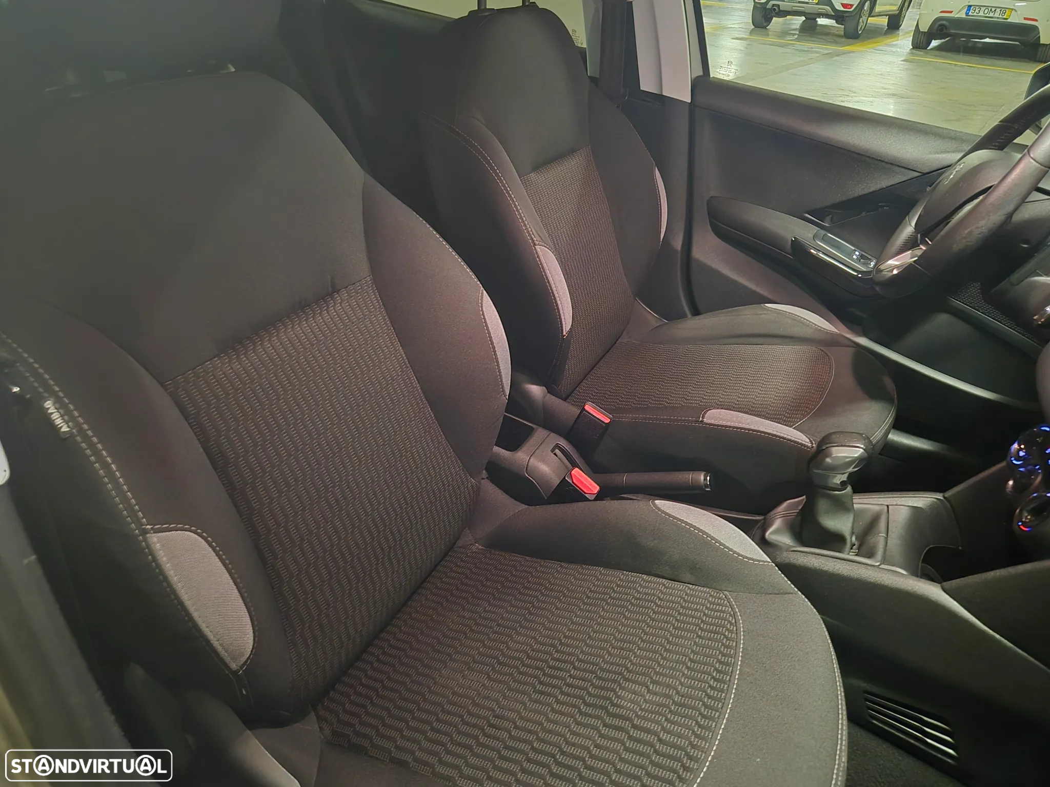 Peugeot 208 1.4 HDi SE Style - 32