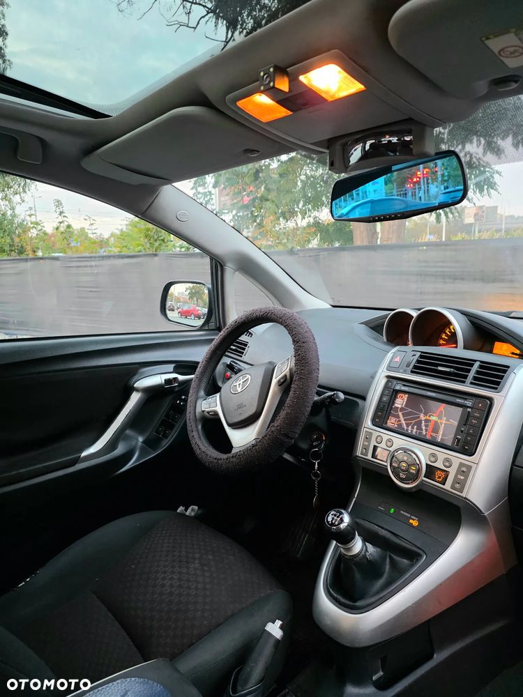 Toyota Verso 2011 photo 2