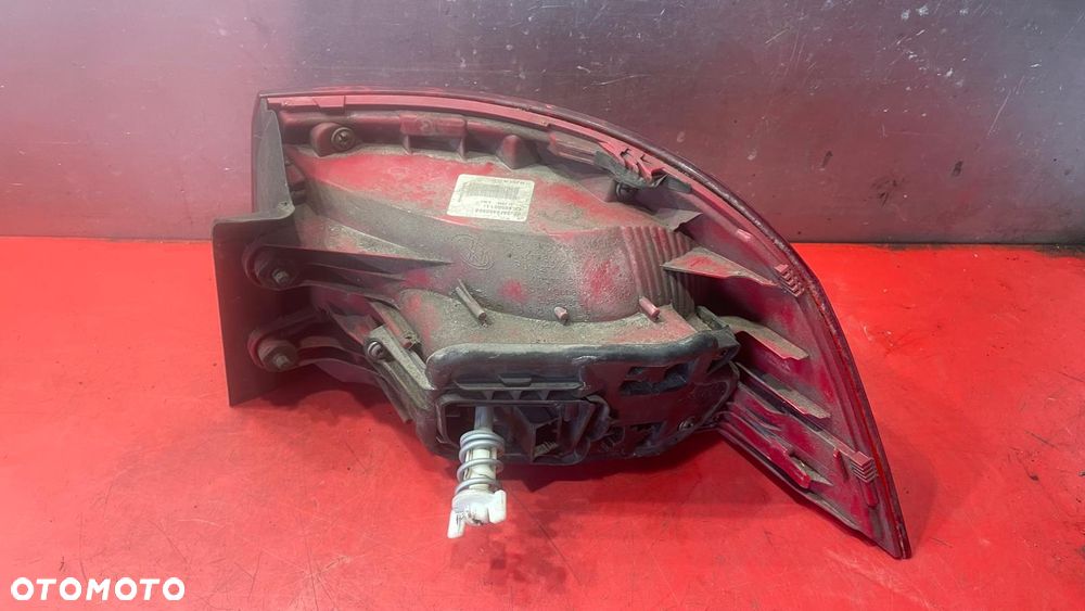 LAMPA TYŁ LEWA W BŁOTNIK VW PASSAT B7 KOMBI - 5