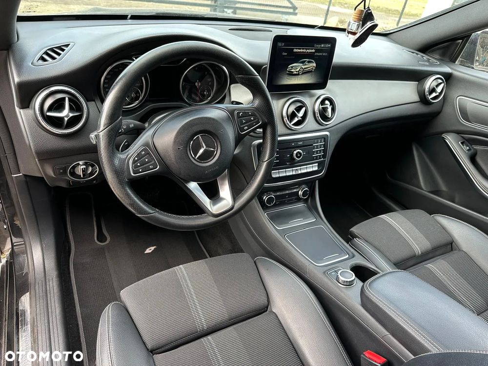 Mercedes-Benz CLA 220 d 7G-DCT - 19
