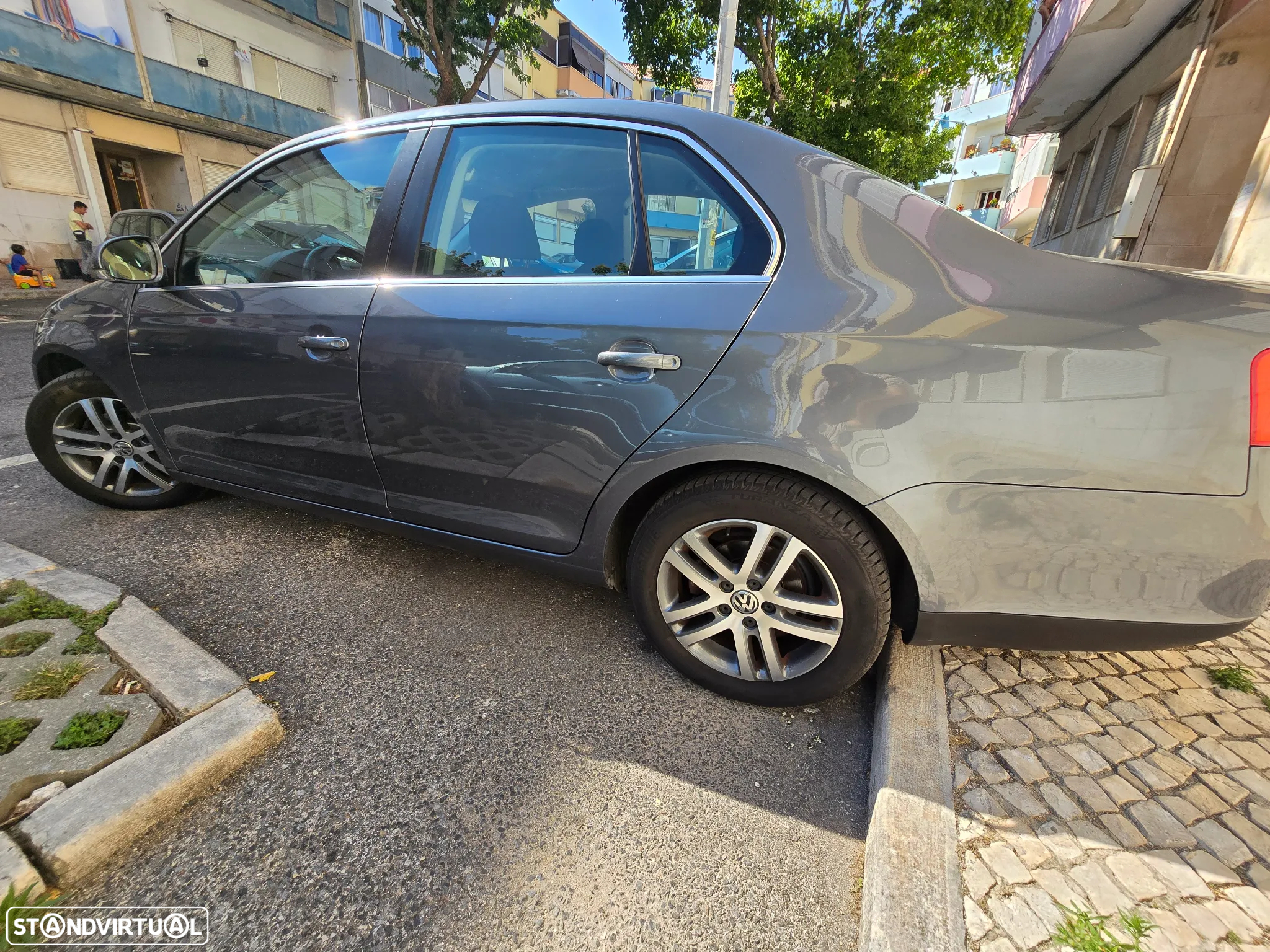 VW Jetta 1.6 TDi Confortline - 16