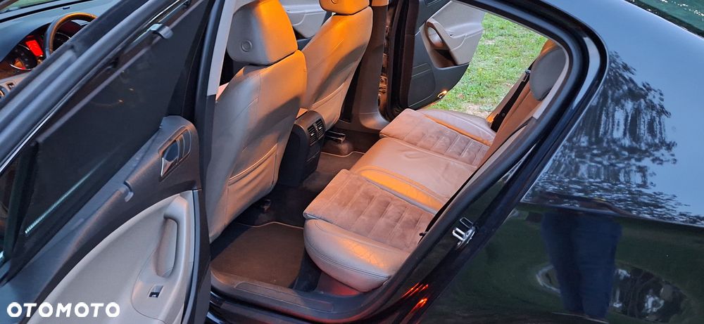 Volkswagen Passat 2.0 FSI Highline - 13