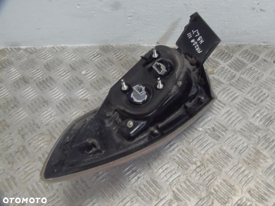 LAMPA LEWY TYŁ TYLNA W BŁOTNIK MAZDA 3 II BL HB - 3