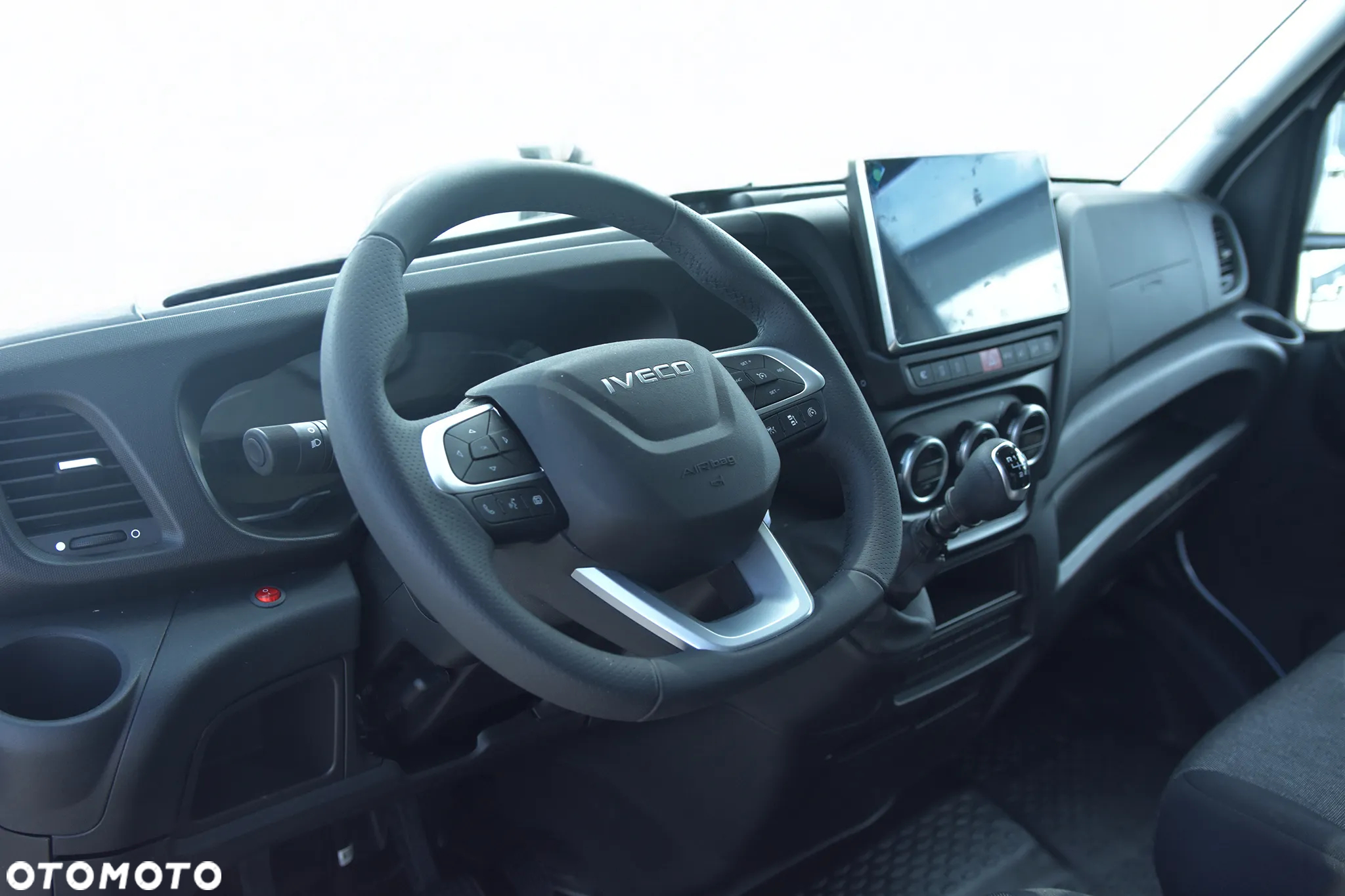 Iveco Daily zabudowa 10EP międzynarodowa kabina sypialna - 13