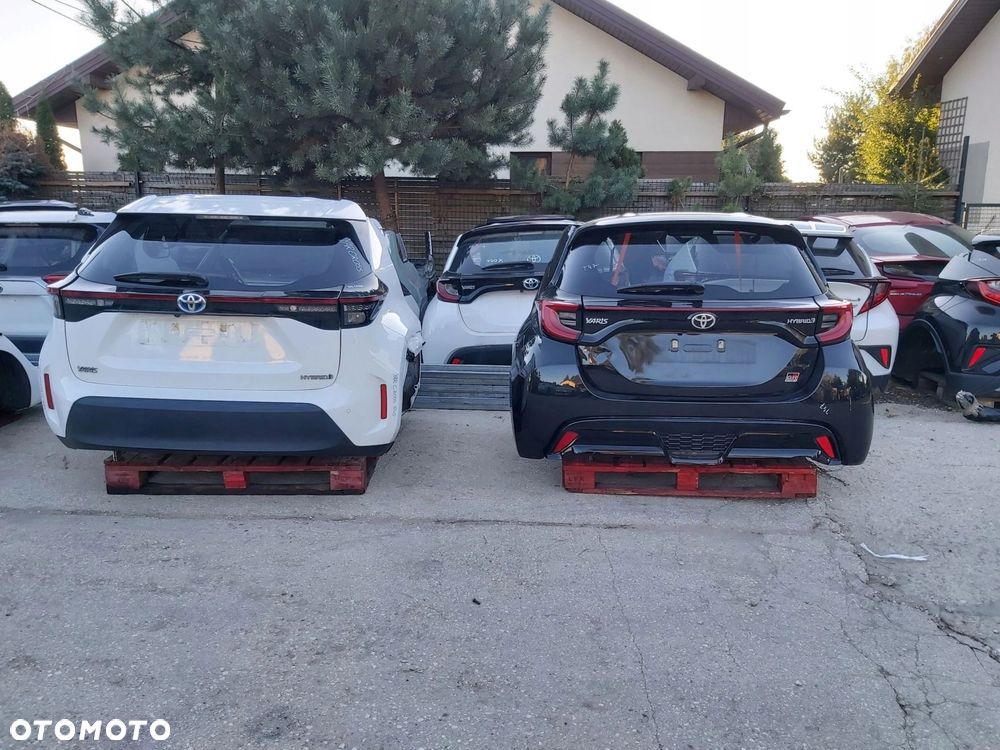Toyota Yaris III II Lift 18-21r ślizg zderzaka lewy tył 52576-0D450 - 10